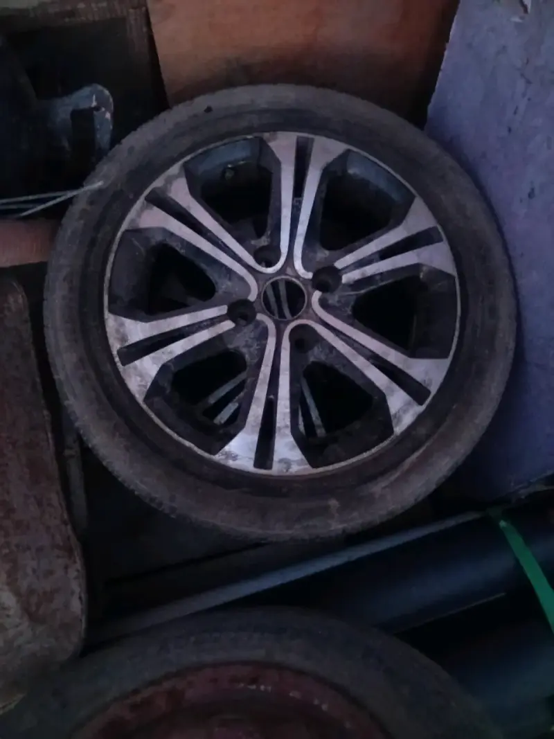 Llanta de aleación para auto con diseño moderno - 3