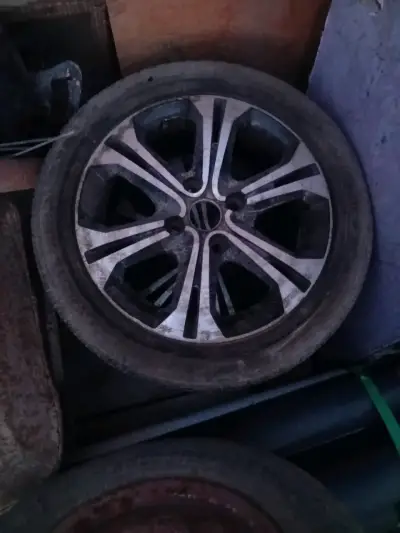 Llanta de aleación para auto con diseño moderno - miniatura 3