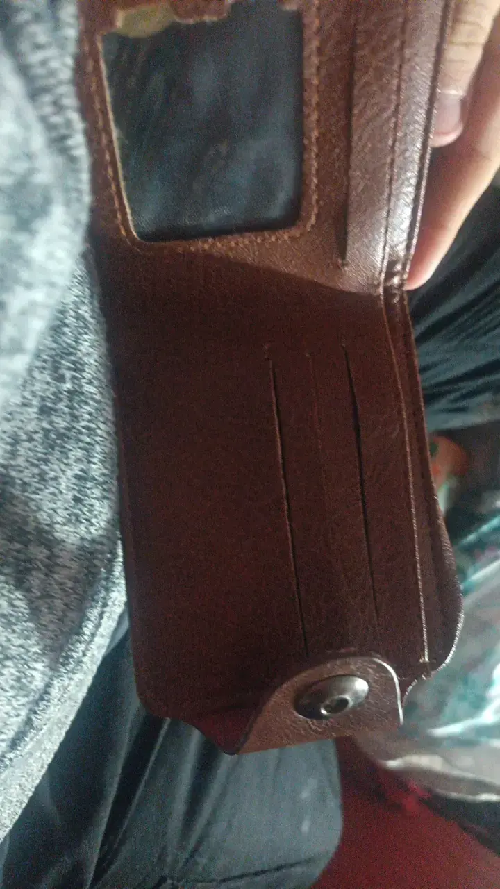 Billetera de cuero marrón con cierre a presión - 3