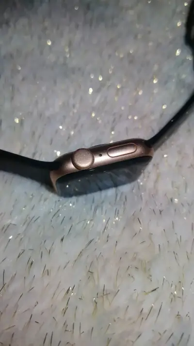Apple Watch SE con correa negra - miniatura 2