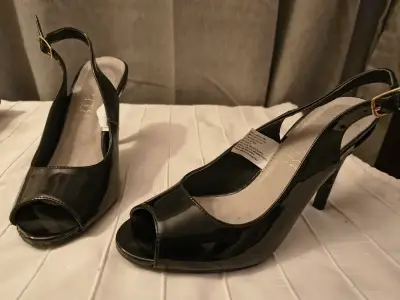 Zapatos de tacón negro charol con hebilla - miniatura 1