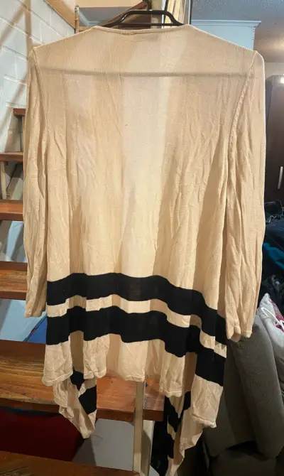 Cardigan beige con rayas negras para mujer - miniatura 3