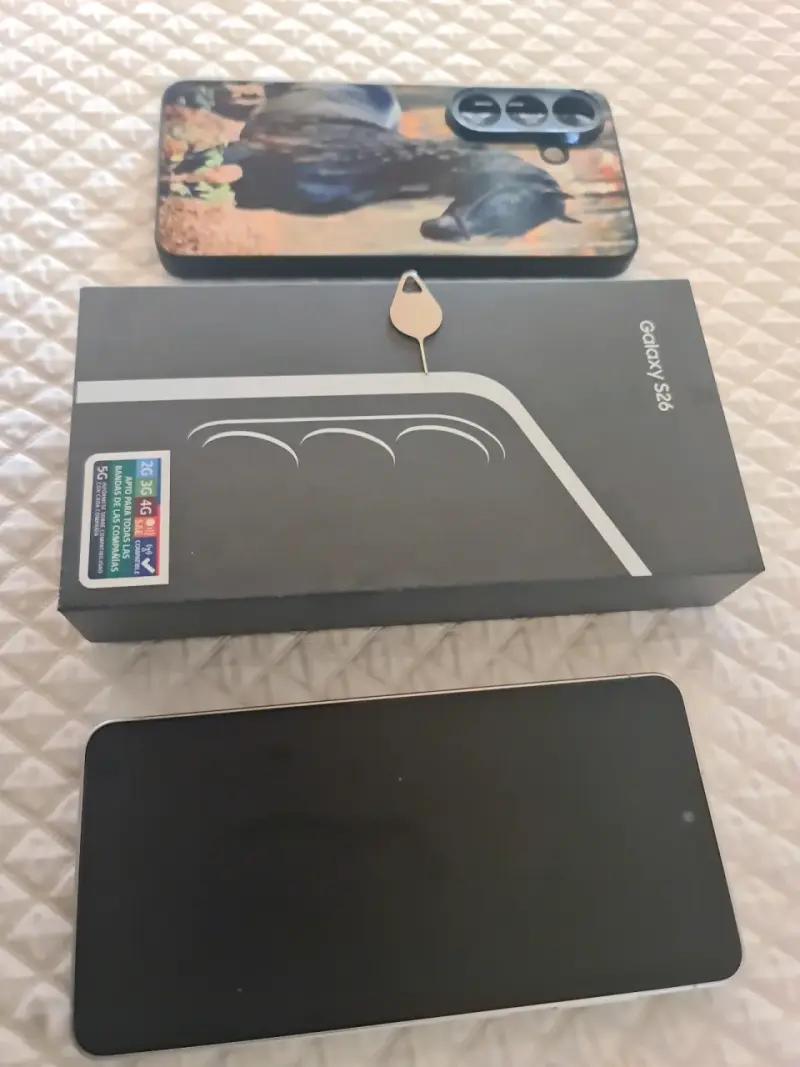 Smartphone Samsung Galaxy S26 con funda de caballo - 2