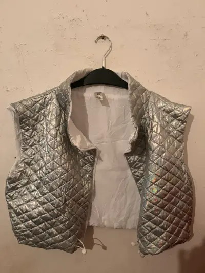 Chaleco plateado acolchado sin mangas para mujer - miniatura 2