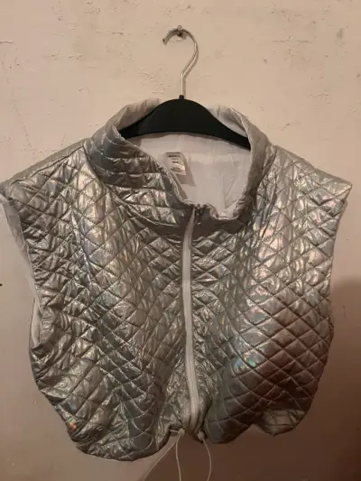 Chaleco plateado acolchado sin mangas para mujer - miniatura 5