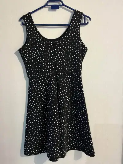 Vestido negro con estampado blanco sin mangas - miniatura 1