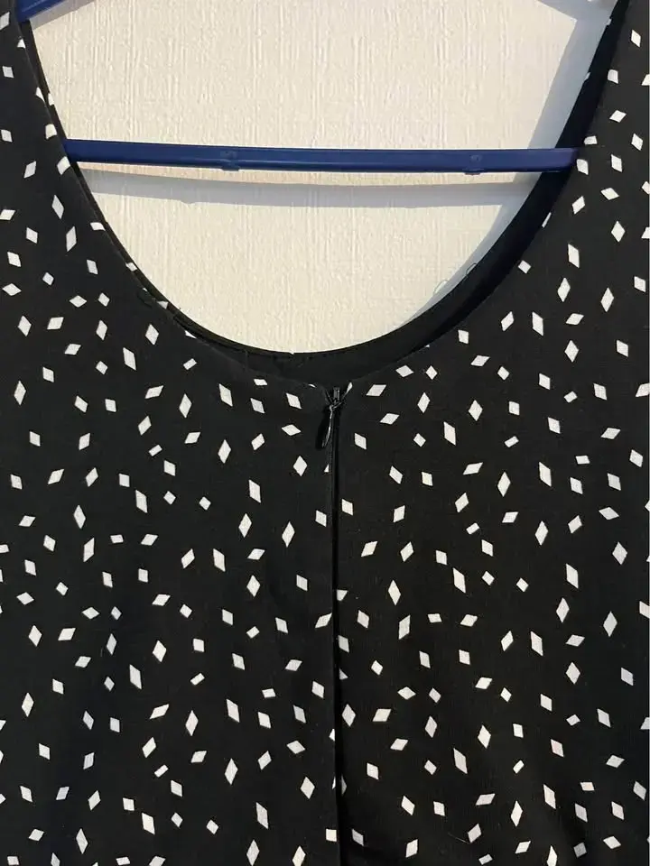 Vestido negro con estampado blanco sin mangas - 2