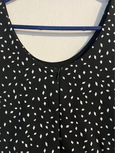 Vestido negro con estampado blanco sin mangas - miniatura 2