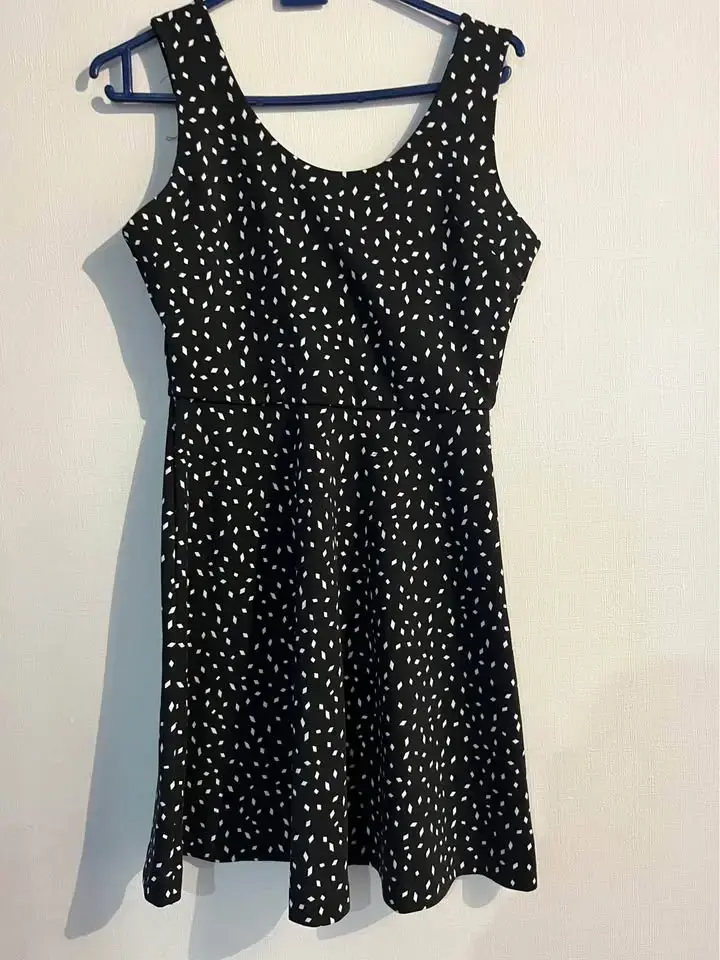 Vestido negro con estampado blanco sin mangas - 3