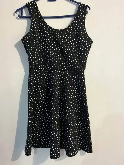 Vestido negro con estampado blanco sin mangas - miniatura 3