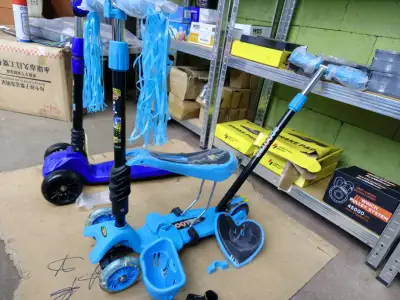 Patinete infantil azul con asiento y luces - miniatura 1