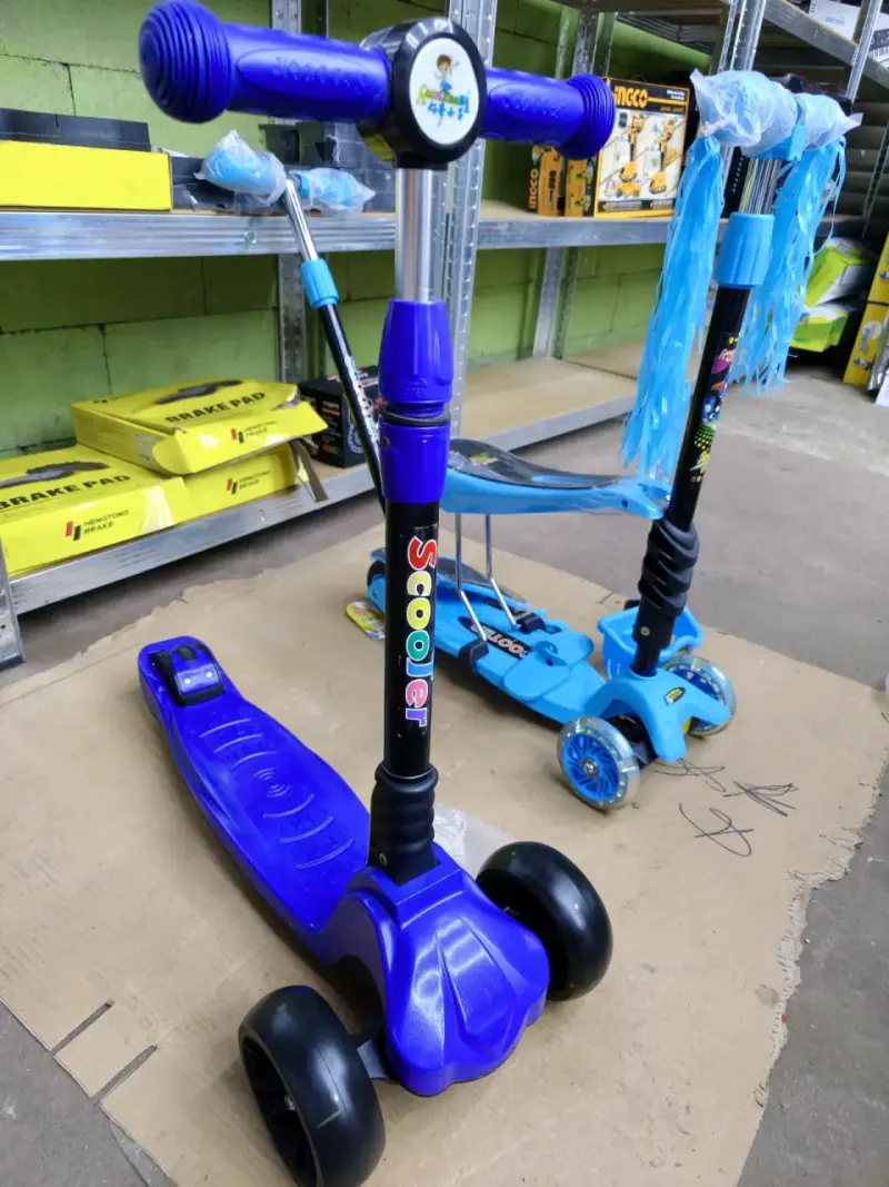 Patinete infantil azul con asiento y luces - 2