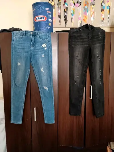 2 Jeans de mujer desgastados azul y negro - miniatura 2