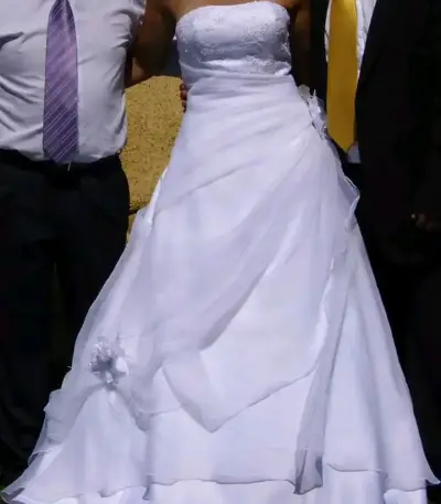 Vestido de novia con encaje floral. - miniatura 1
