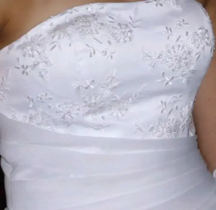 Vestido de novia con encaje floral. - 2