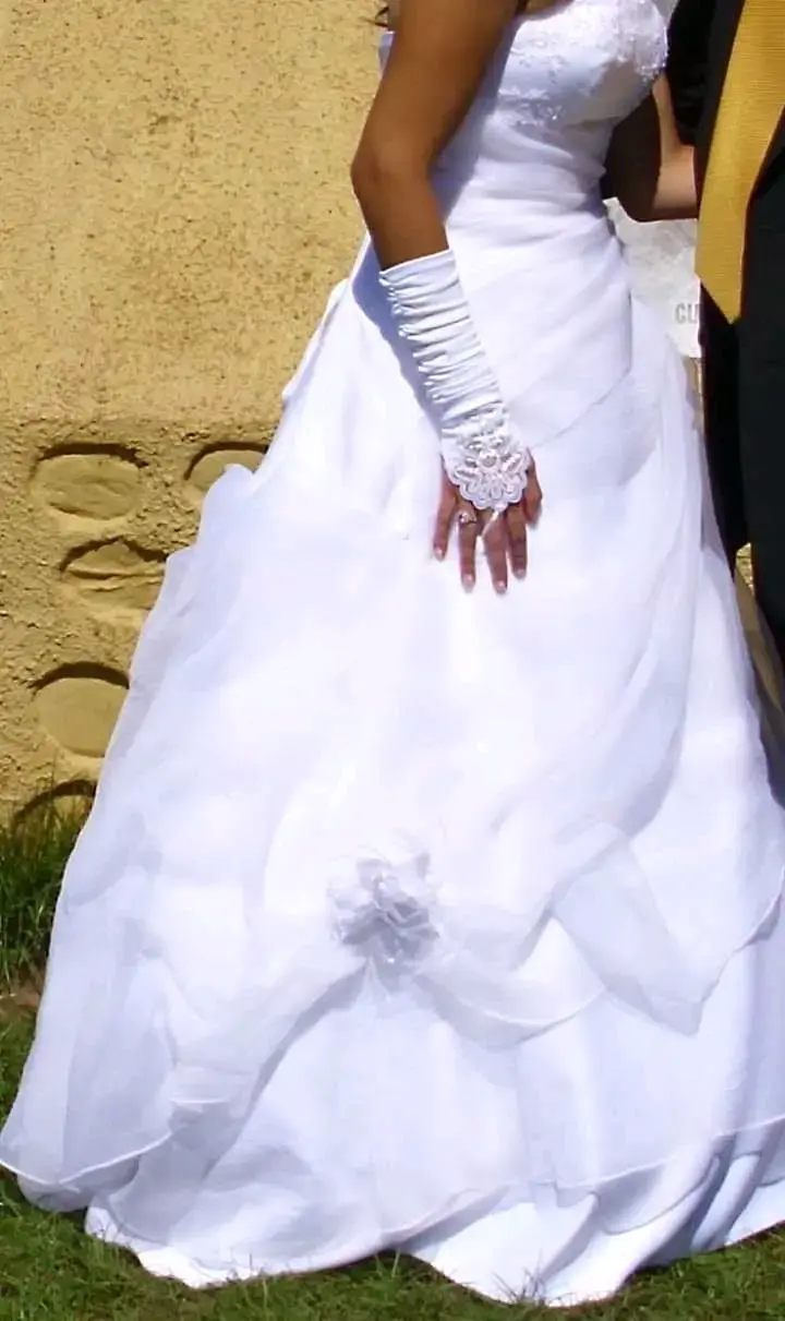 Vestido de novia con encaje floral. - 3