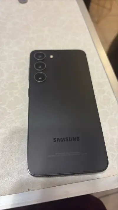 Smartphone Samsung Galaxy S23 en buen estado - miniatura 2