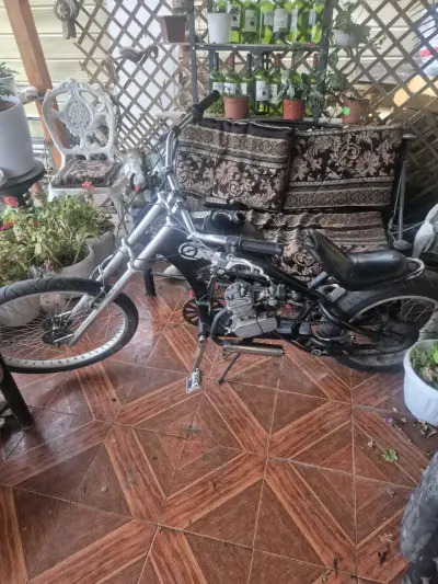 Bicicleta motorizada estilo chopper en buen estado - miniatura 1