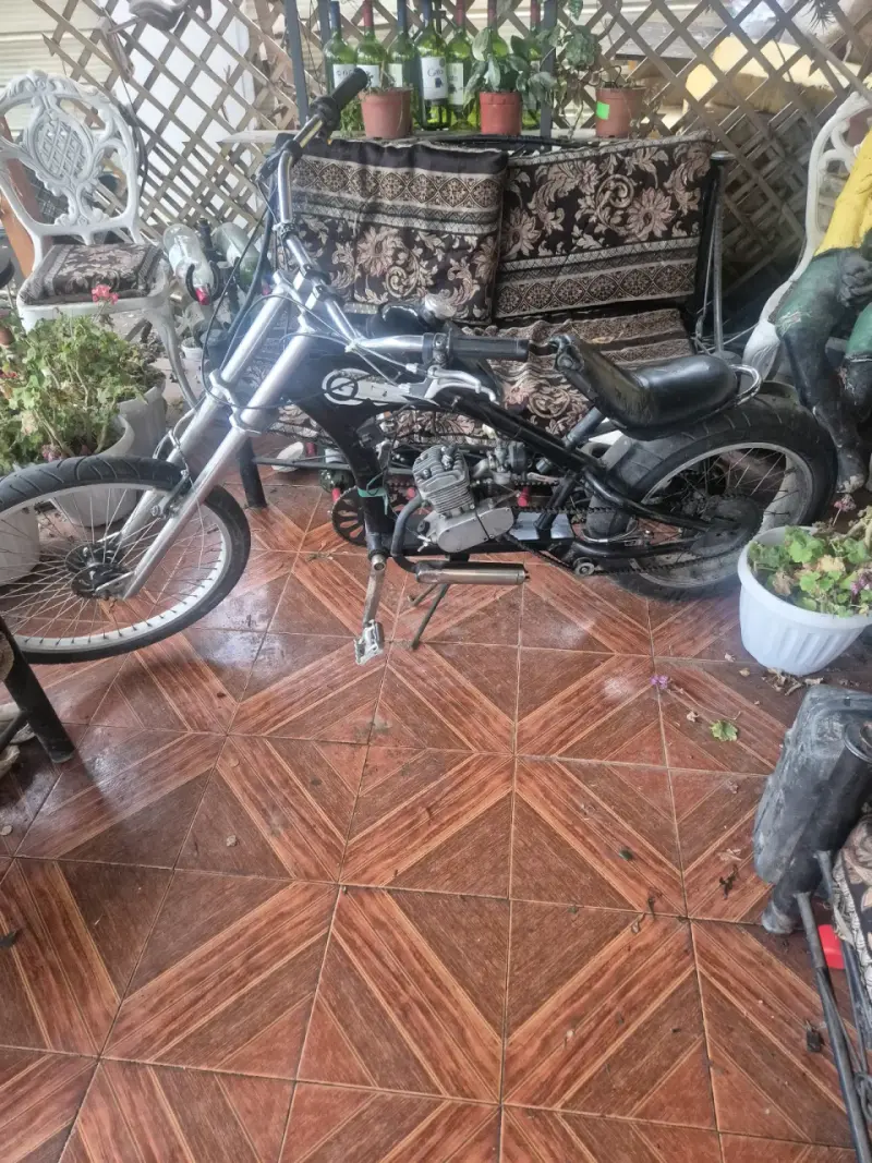 Bicicleta motorizada estilo chopper en buen estado - 2