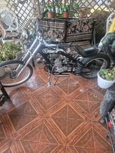 Bicicleta motorizada estilo chopper en buen estado - miniatura 2
