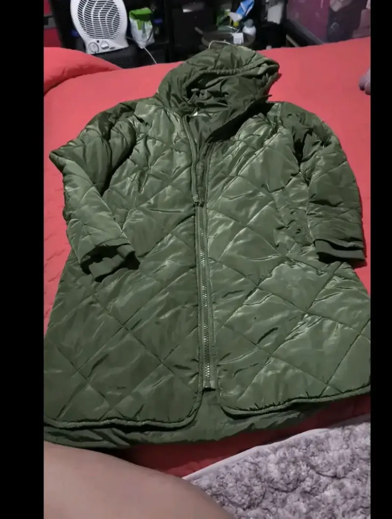 Abrigo acolchado verde con capucha