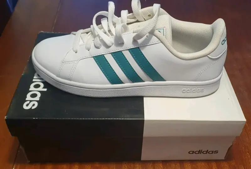 Zapatillas Adidas blancas con detalles verdes - 1