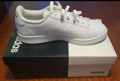 Zapatillas Adidas blancas con detalles verdes - miniatura 2