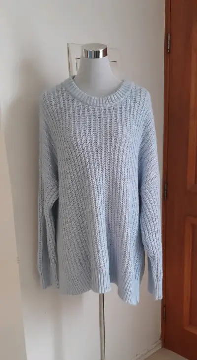 Suéter de punto grueso celeste para mujer - miniatura 1