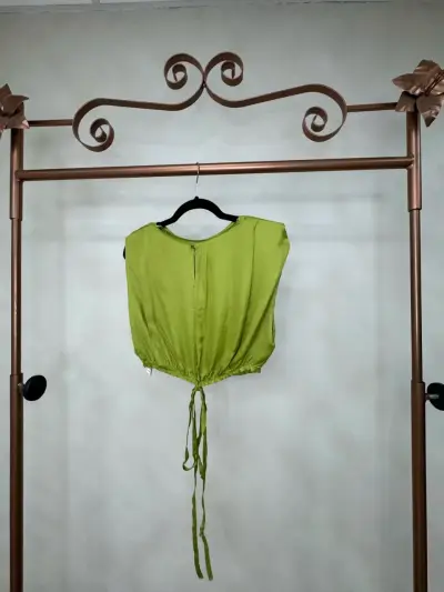 Top verde sin mangas con ajuste trasero - miniatura 2
