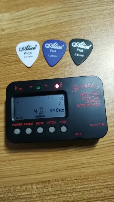 Afinador digital Memphis AMT-150 para guitarra y bajo - miniatura 1