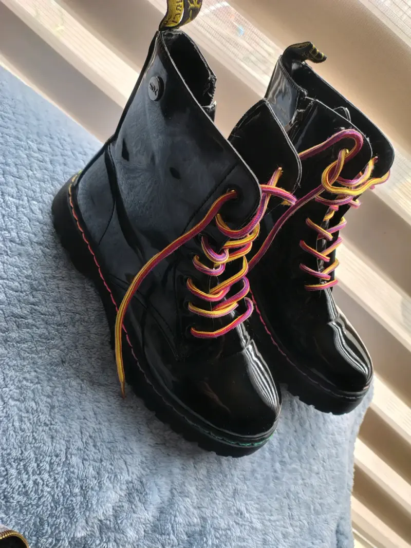 Botas negras de charol con cordones coloridos - 1