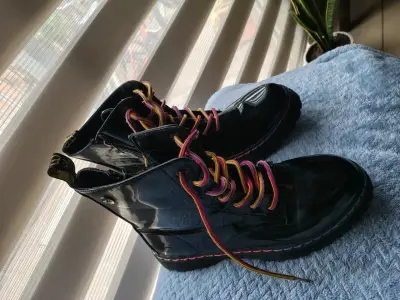 Botas negras de charol con cordones coloridos - miniatura 2