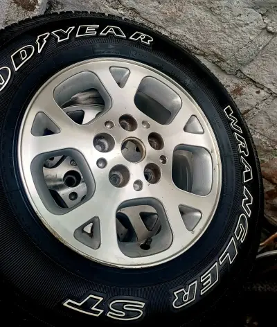 Llanta aro 16 con neumatico Goodyear ST 225/75R16 - miniatura 4