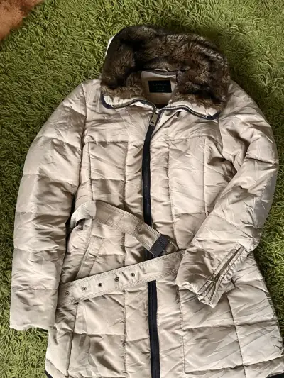 Abrigo Zara Basic con capucha de piel sintética - miniatura 2