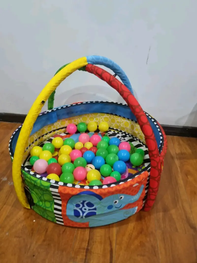 Piscina de pelotas para niños con diseño colorido - 1