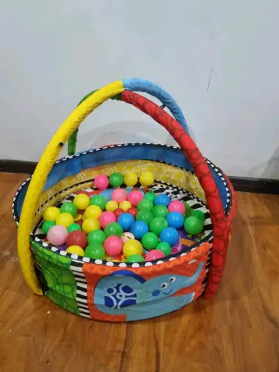 Piscina de pelotas para niños con diseño colorido - miniatura 1