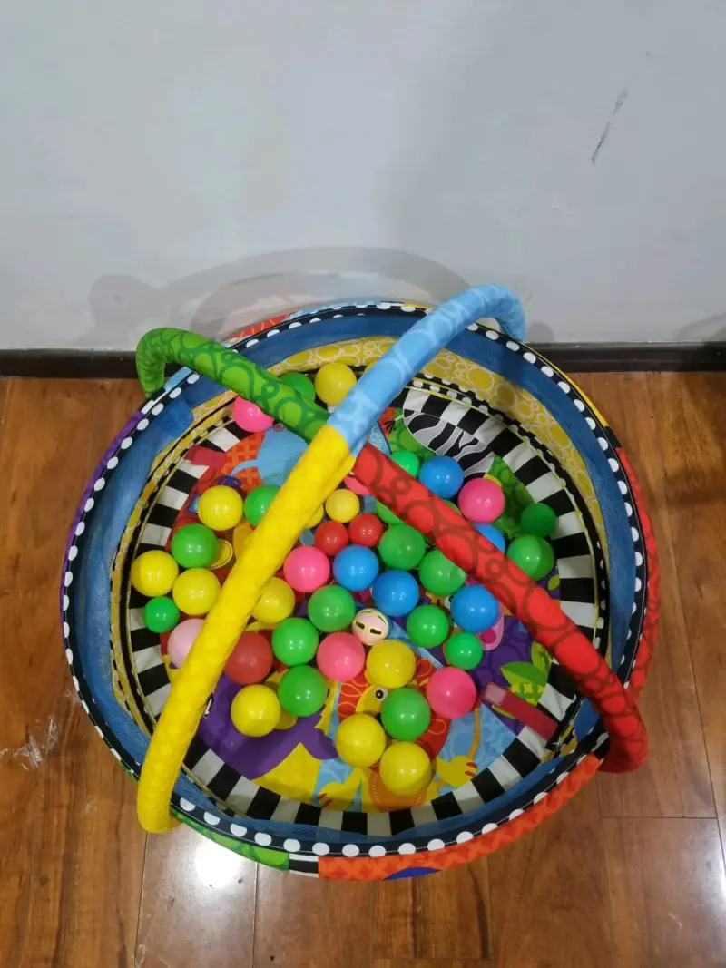 Piscina de pelotas para niños con diseño colorido - 2