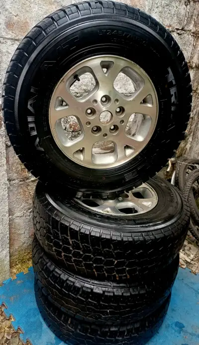 Juego de 4 llantas con neumáticos LT245/75R16 - miniatura 1