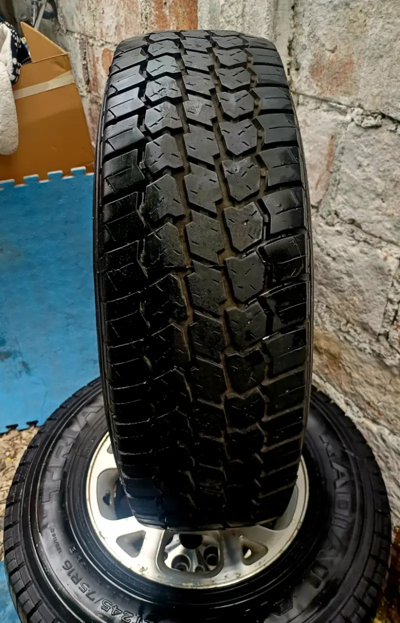 Juego de 4 llantas con neumáticos LT245/75R16 - 6