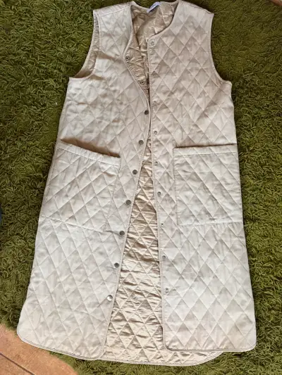 Chaleco largo acolchado beige para mujer - miniatura 1
