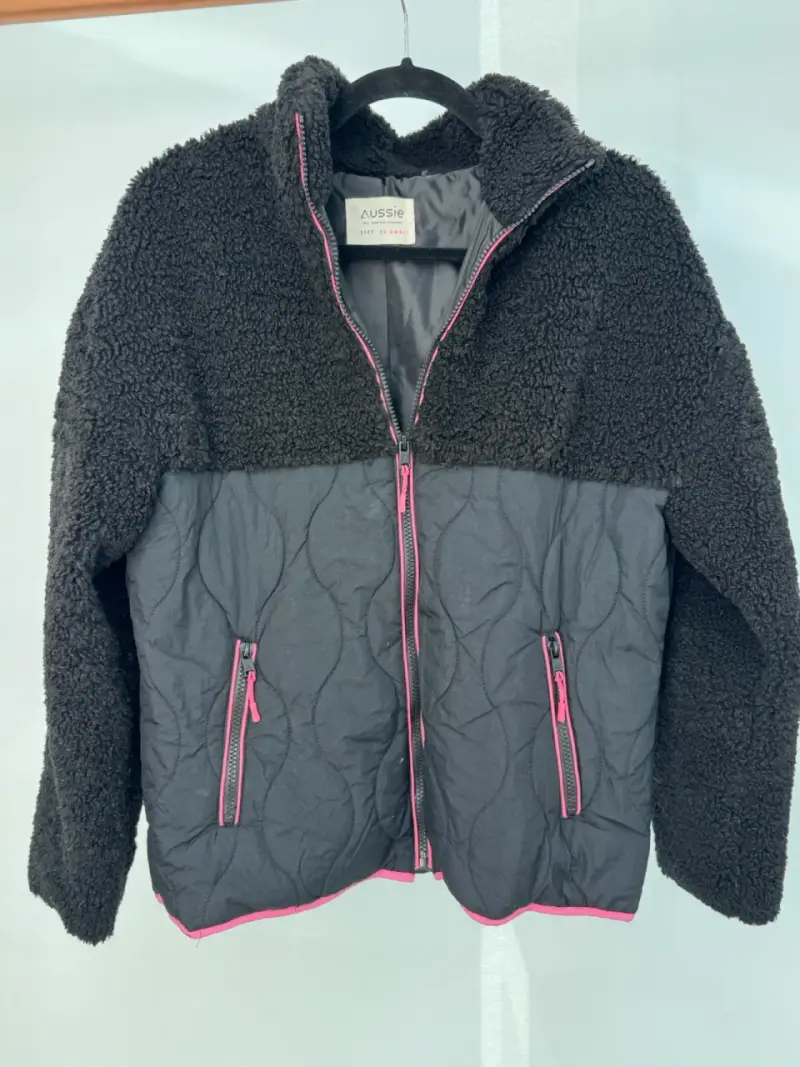 Chaqueta Parka negra con detalles rosados Aussie - 1