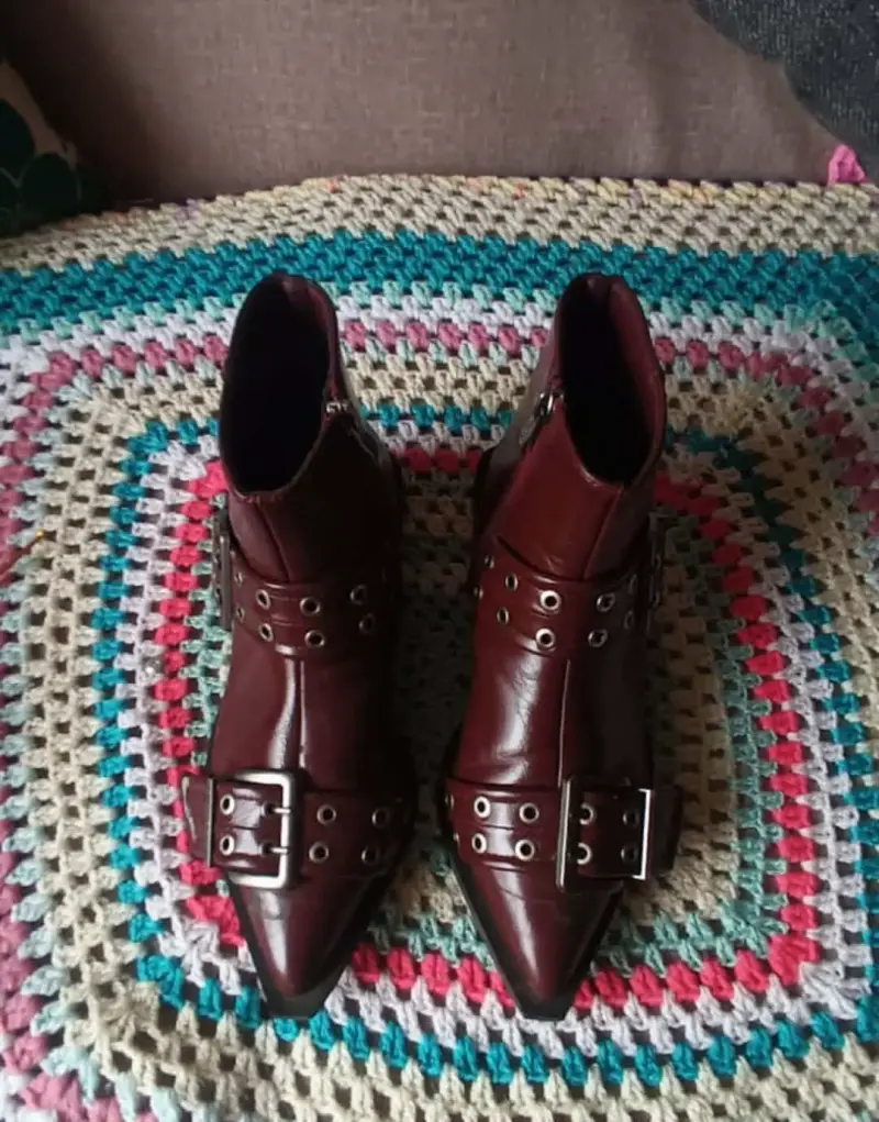 Botines de cuero marrón con hebillas