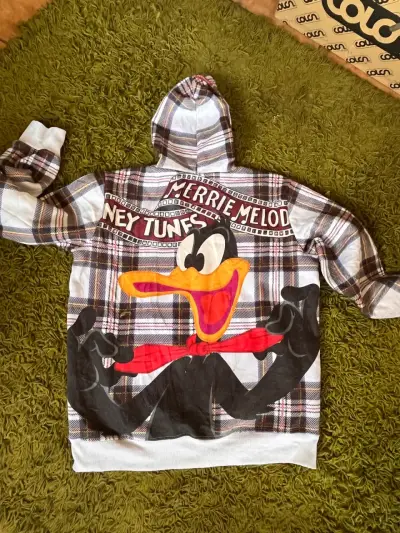 Polerón Looney Tunes con diseño de Pato Lucas - miniatura 1