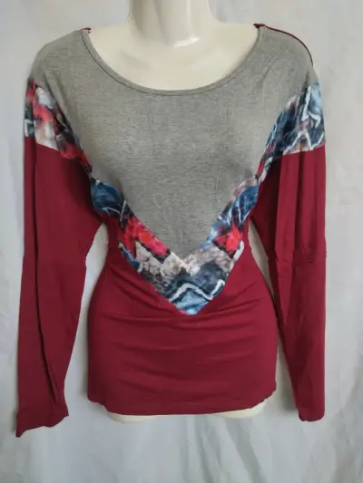 Polera manga larga con diseño colorido - miniatura 2