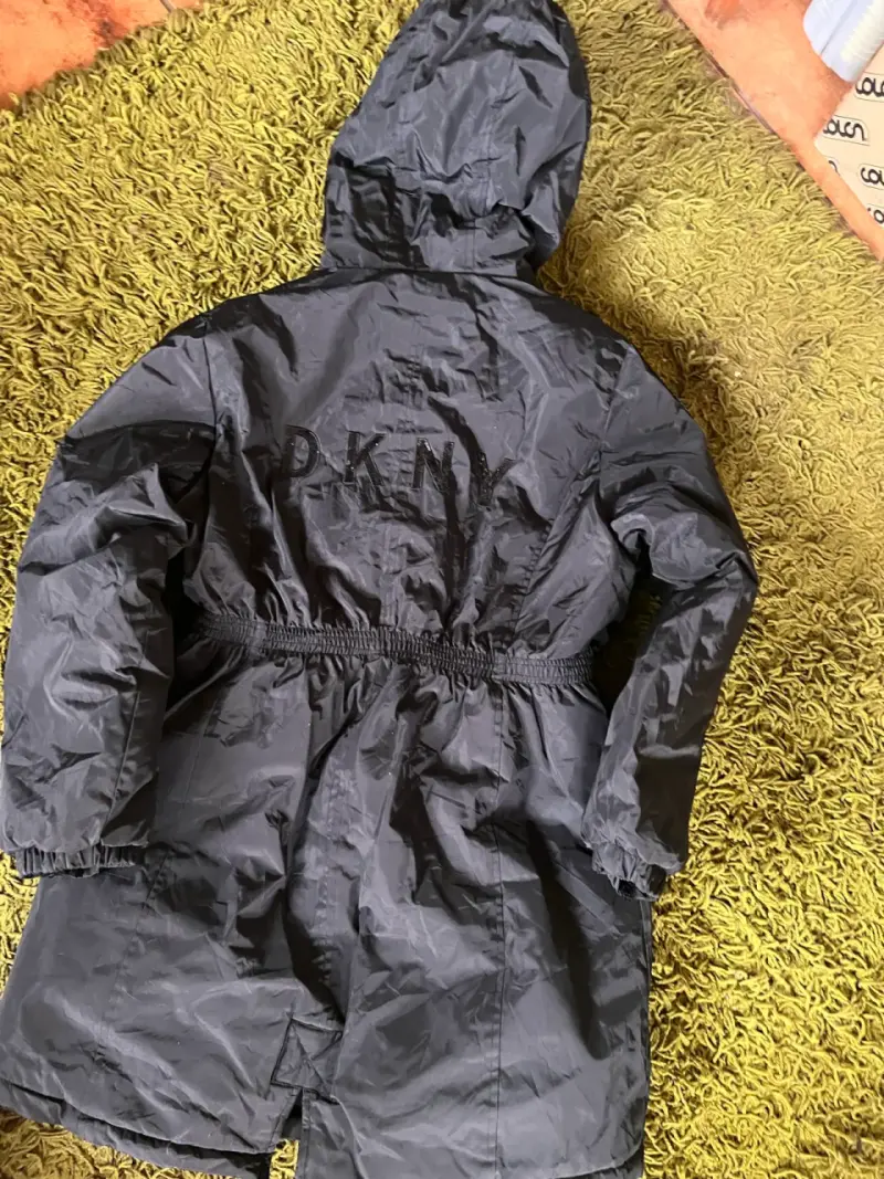 Abrigo negro acolchado con capucha DKNY - 1