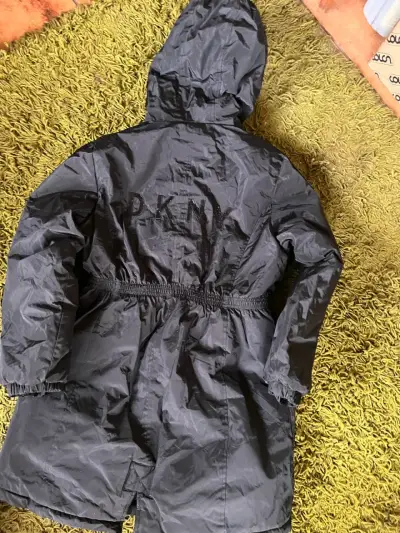 Abrigo negro acolchado con capucha DKNY - miniatura 1