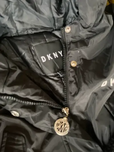 Abrigo negro acolchado con capucha DKNY - miniatura 3