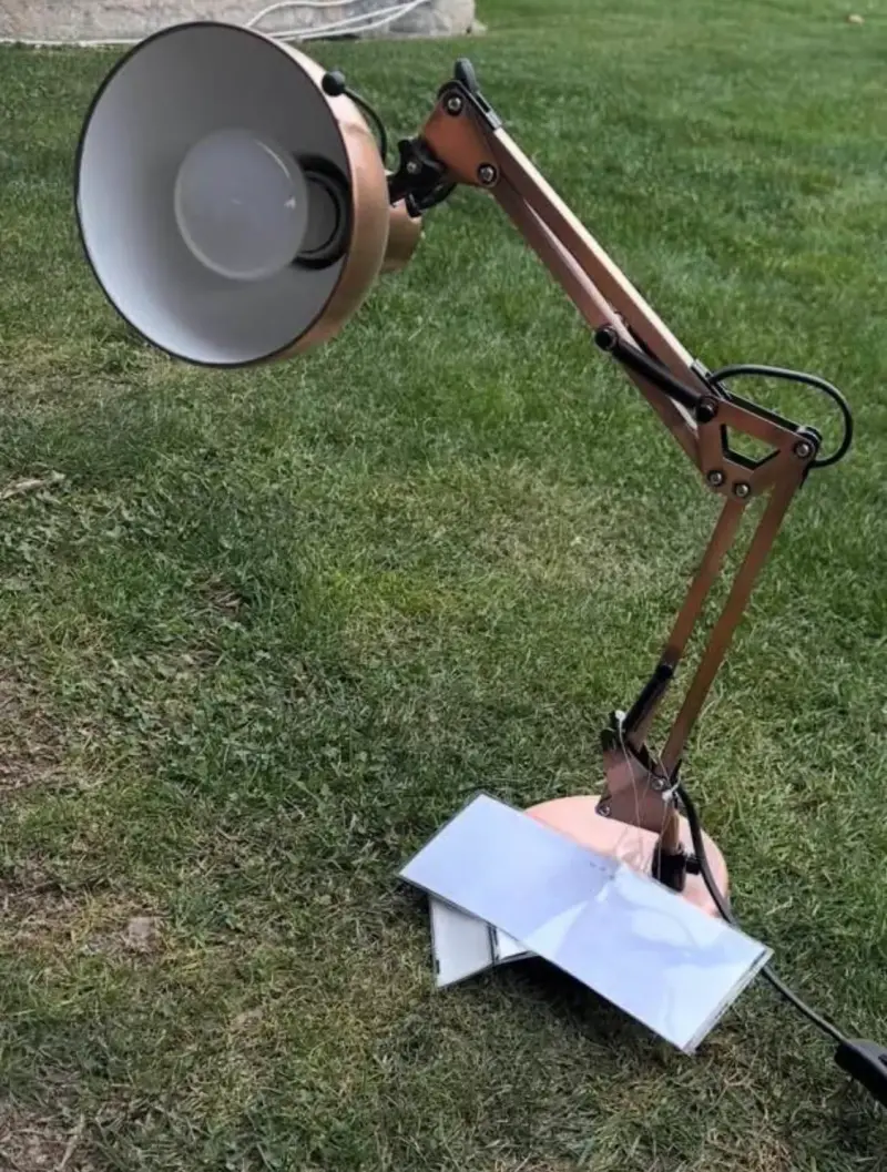Lámpara de escritorio dorada moderna - 2