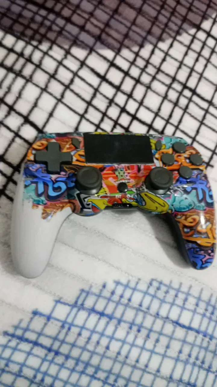 Control de videojuegos con diseño gráfico colorido