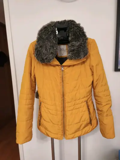 Chaqueta amarilla con cuello de piel sint - miniatura 2